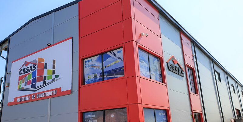 Vanzatoare in magazin materiale de constructii,