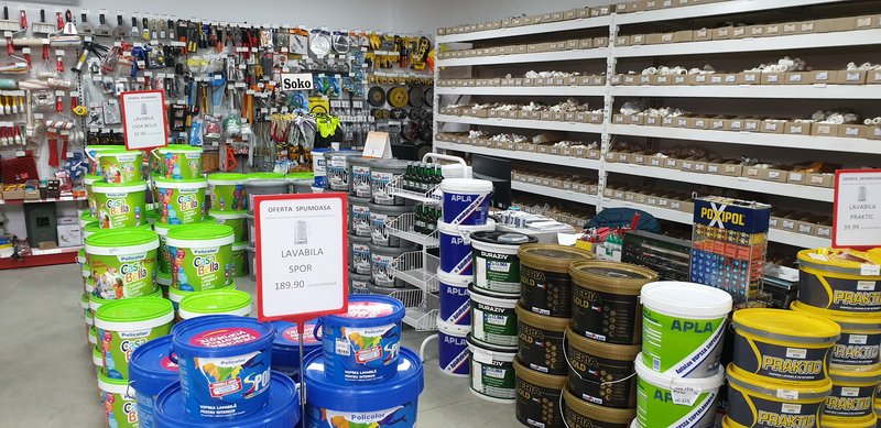 Vanzatoare in magazin materiale de constructii,