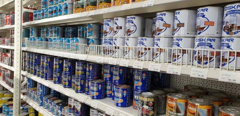 Vanzatoare in magazin materiale de constructii,