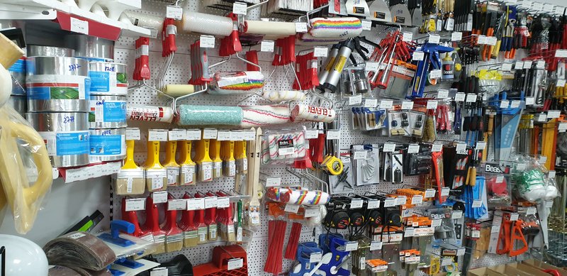 Vanzatoare in magazin materiale de constructii,