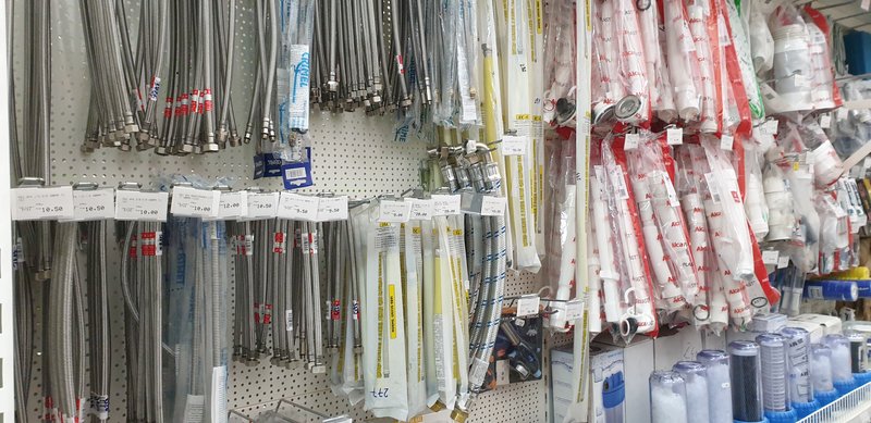 Vanzatoare in magazin materiale de constructii,