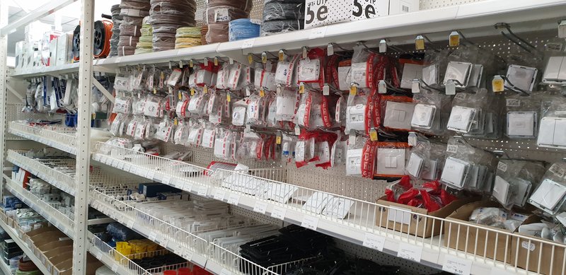 Vanzatoare in magazin materiale de constructii,