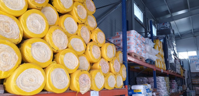 Vanzatoare in magazin materiale de constructii,